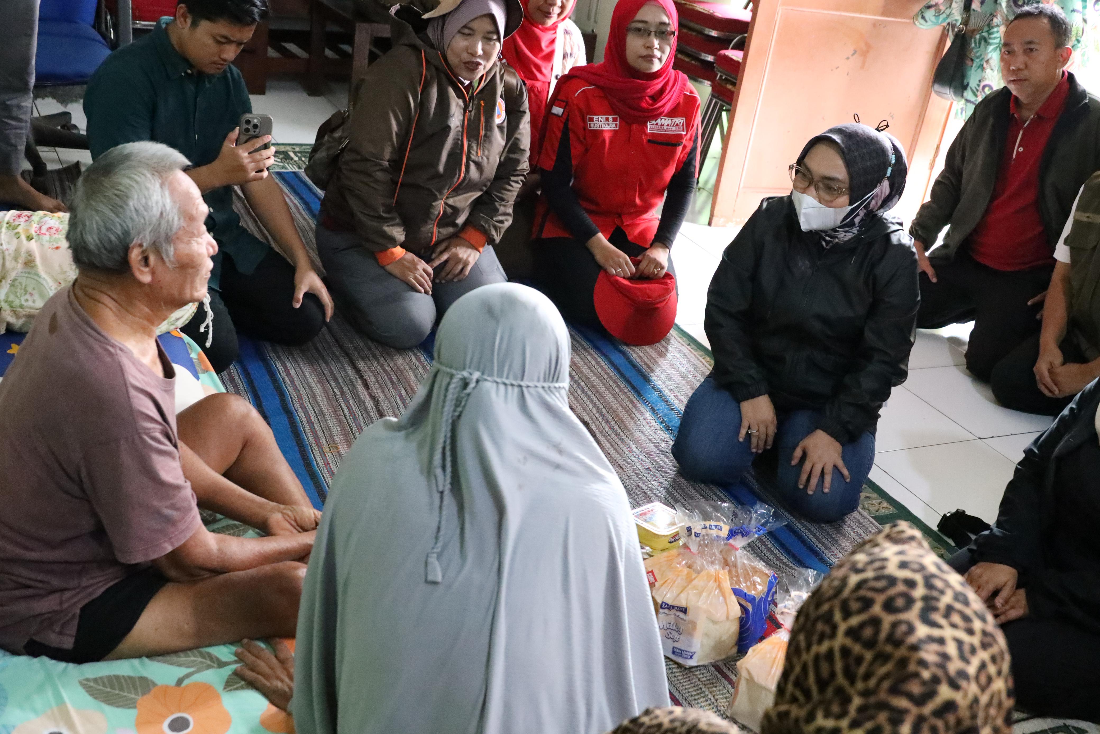 Ketua TP PKK Kota Bekasi Tinjau dan Salurkan Bantuan Korban Banjir Aren Jaya