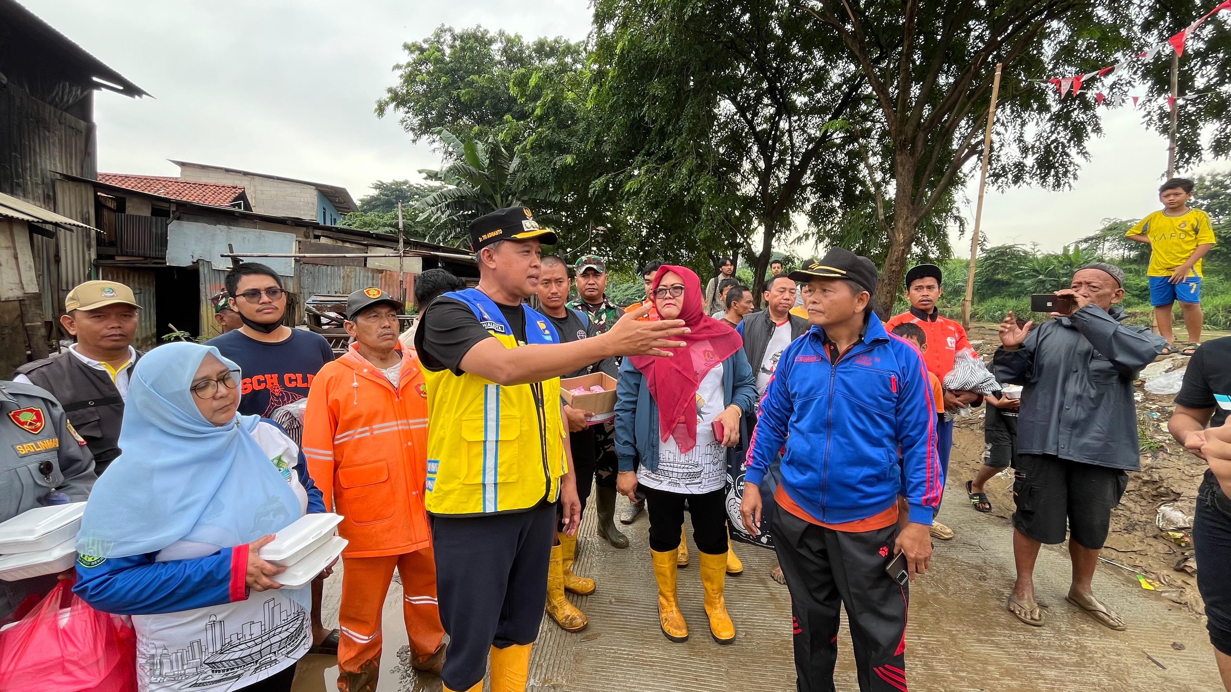 Banjir Rendam Gang Mawar Margahayu, Wali Kota Bekasi Turun Langsung Serap Aspirasi Warga