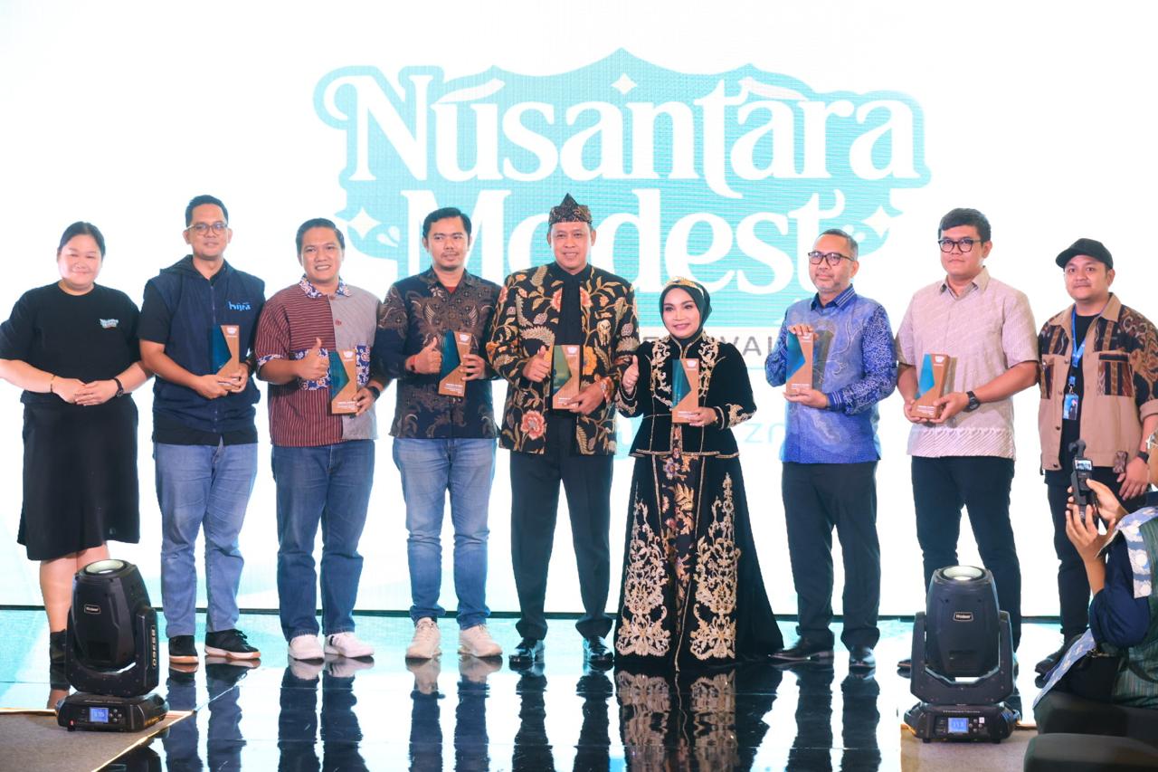 Wali Kota Bekasi dan Ketua Dekranasda Tampil di Nusantara Modest, Dukung Desainer Lokal dan UMKM