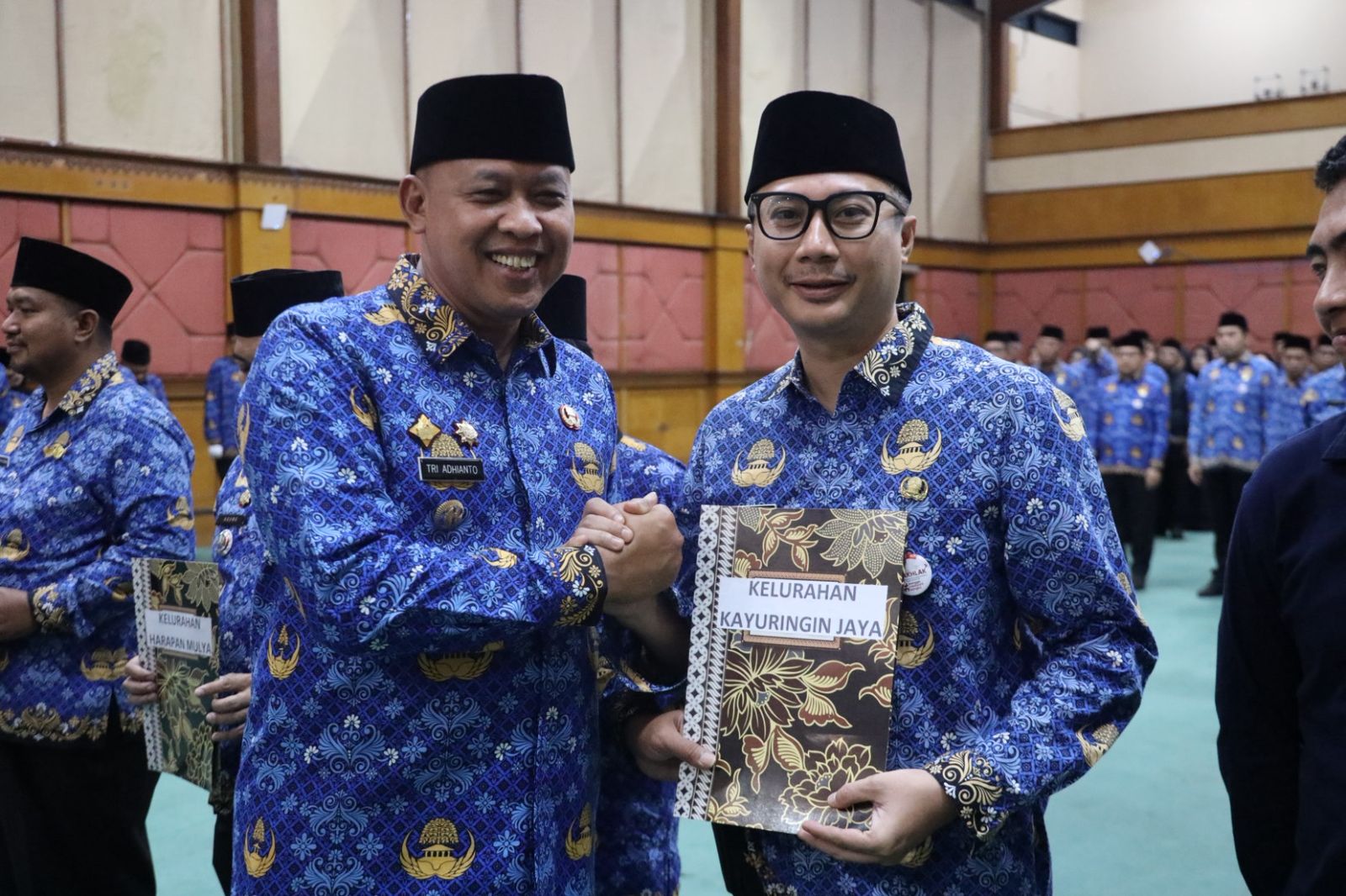 Pimpin Apel di Balai Patriot, Wali Kota Serahkan Penghargaan UHC dan SPPT PBB-P2