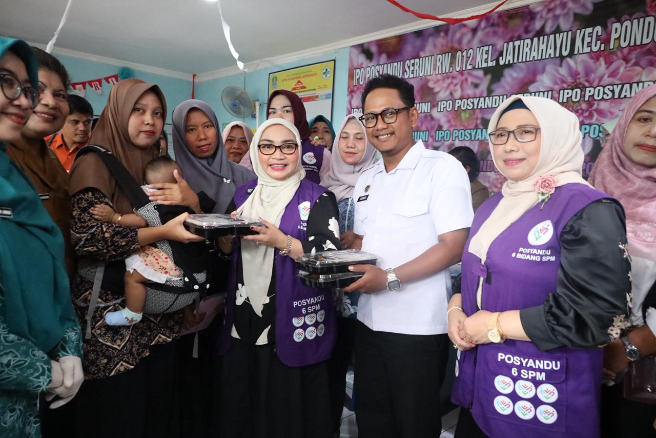 Ketua Posyandu Kota Bekasi Monitoring Pelayanan Kesehatan di Posyandu PKK Seruni RW 12 Jatirahayu