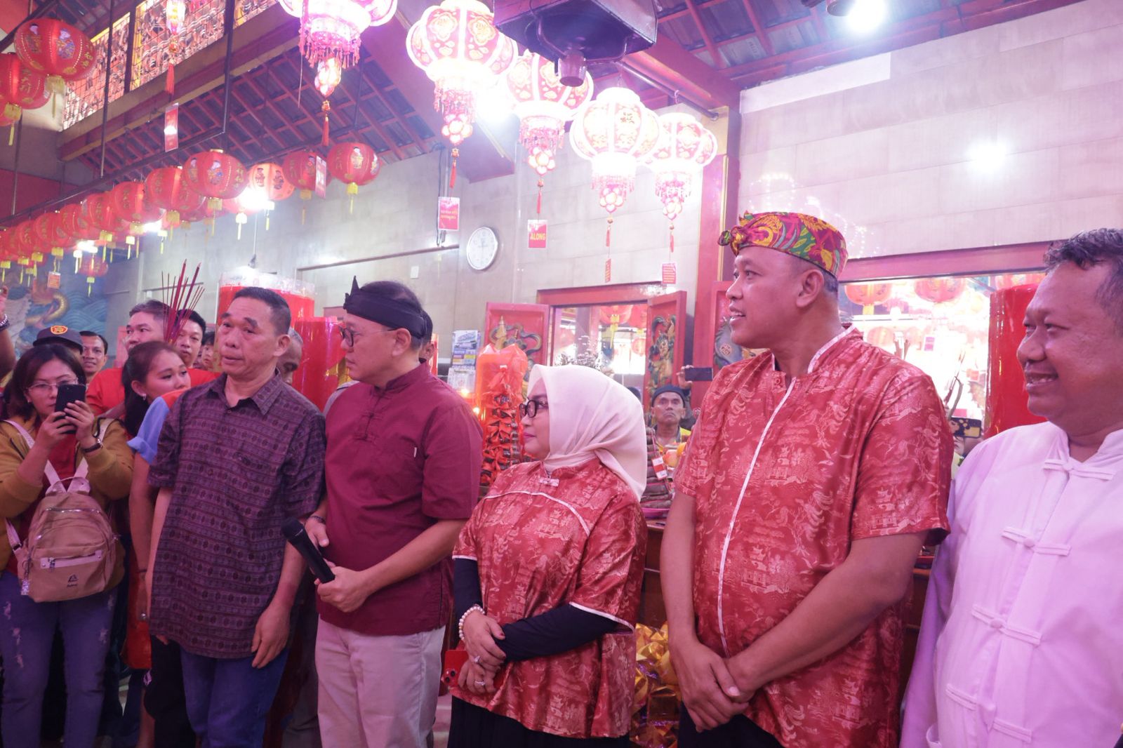 Wali Kota Bekasi dan Ketua TP PKK Kunjungi Kelenteng Hok Lay Kiong, Rayakan Imlek Penuh Kebersamaan