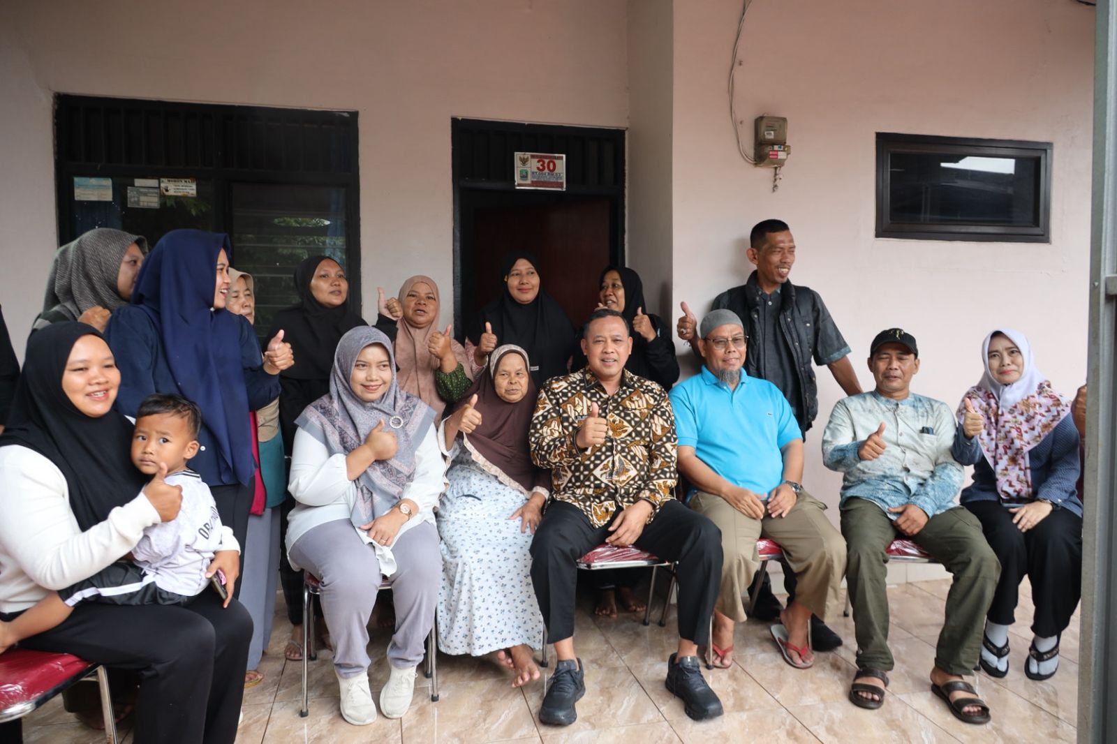 Tak Tinggal Diam, Wali Kota Bekasi Datangi Nenek Atnah Korban Pencurian Modal Dagang Nasi Uduk