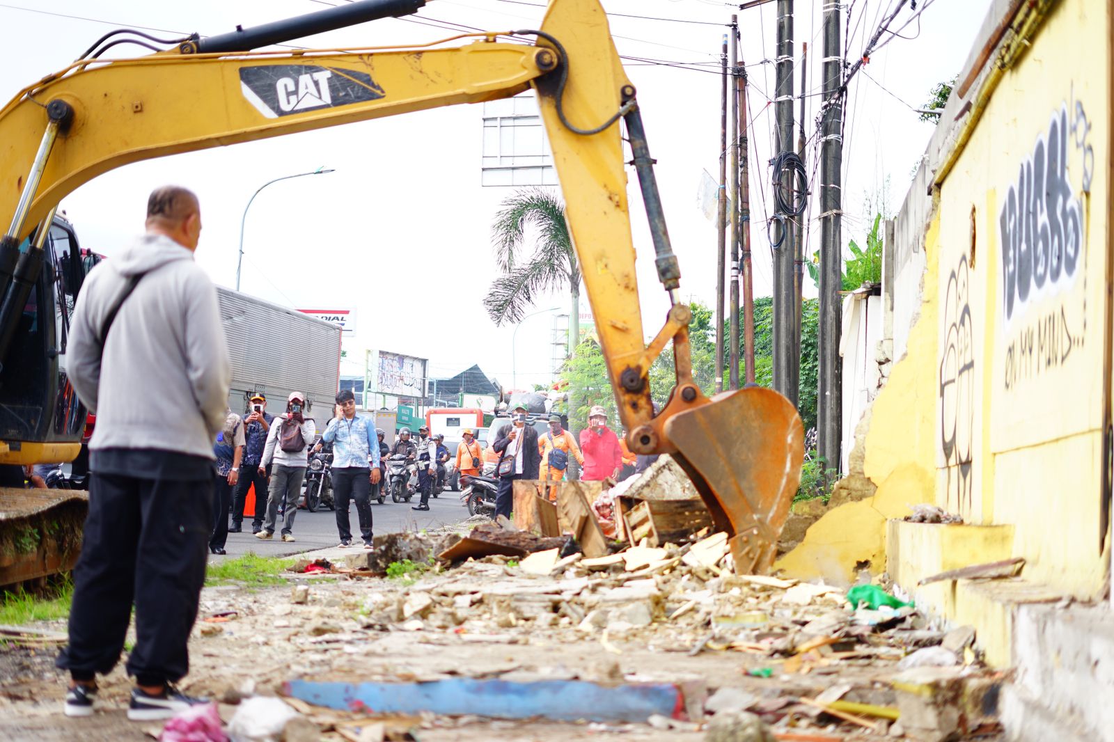 PEMBONGKARAN BANGUNAN DI ATAS LAHAN YANG DIBEBASKAN