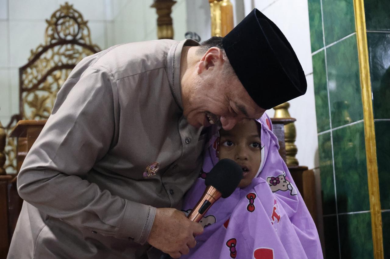 Momen Bahagia Anak- anak Saat Tarawih Keliling Bersama Wawali Harris Bobihoe