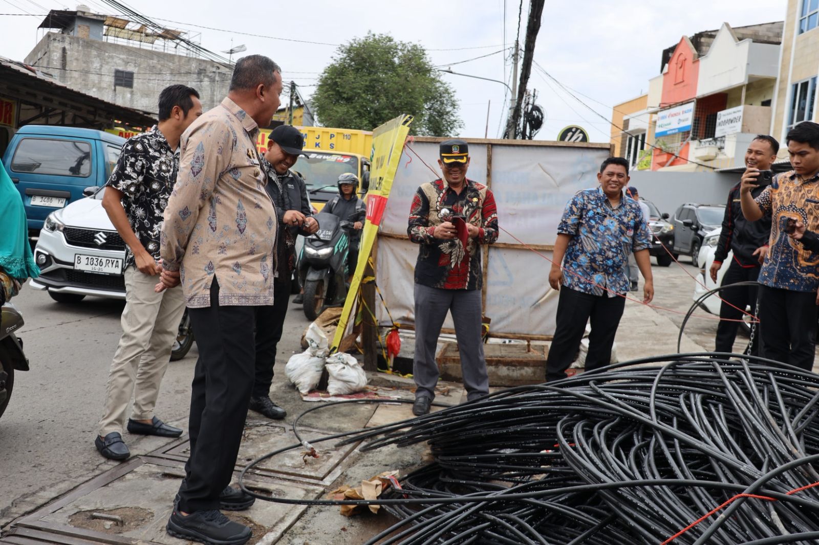 Respons Cepat Aduan Warga, Wali Kota Bekasi Tinjau Langsung Galian Fiber Optic di Pondok Gede