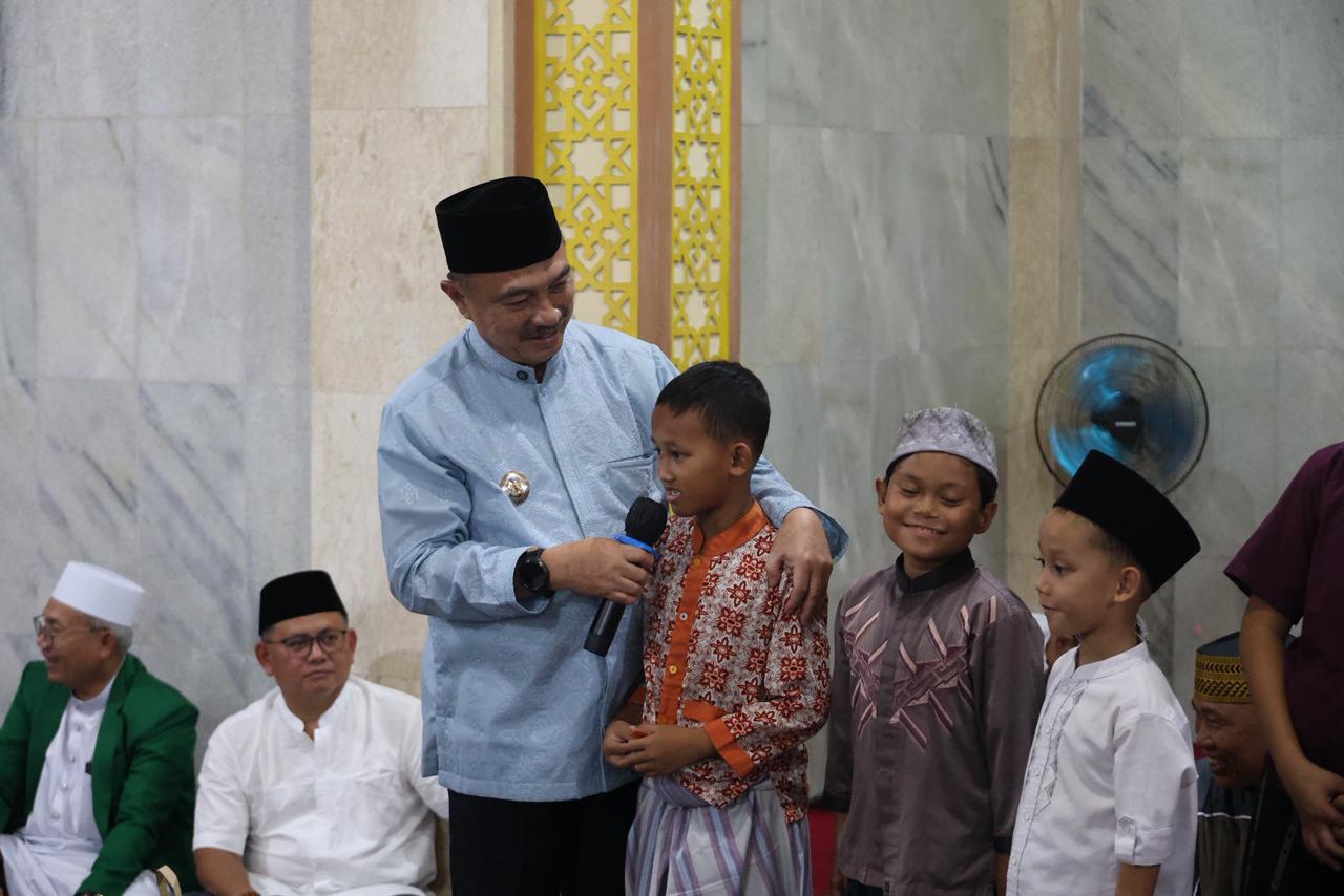 Wakil Wali Kota Bekasi Hadiri Tarawih Keliling, Salurkan Bantuan untuk Masjid Al-Muttaqin