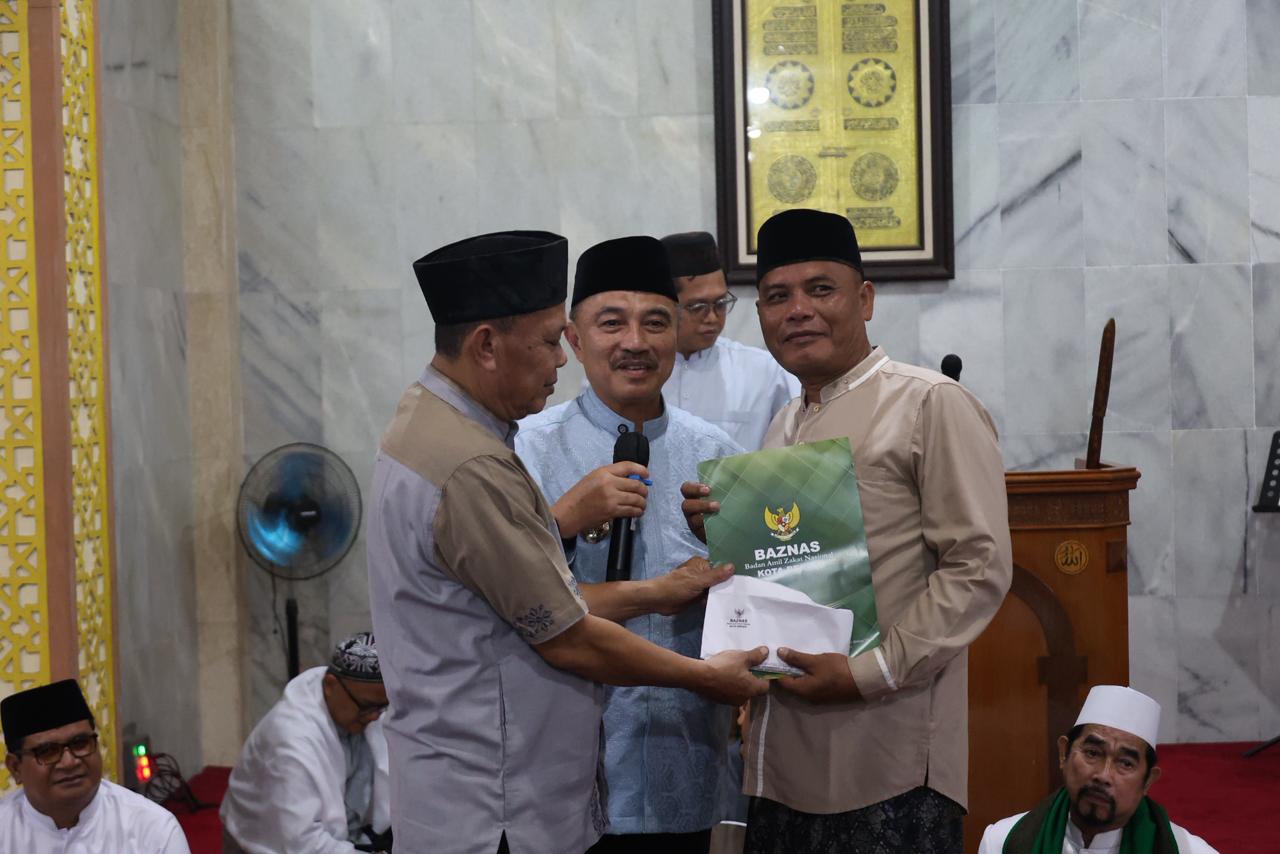 Wakil Wali Kota Bekasi Hadiri Tarawih Keliling, Salurkan Bantuan untuk Masjid Al-Muttaqin