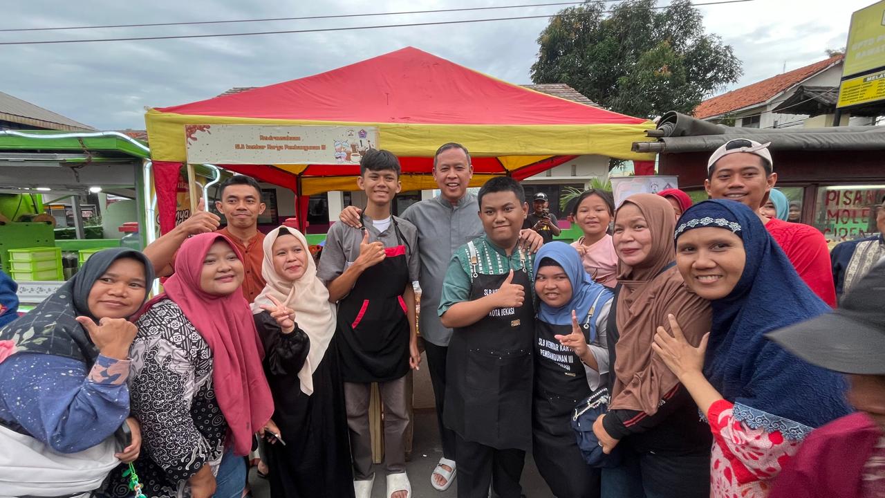Jelang Berbuka Puasa, Wali Kota Bekasi Belanja Takjil Karya Siswa SLB Kembar Karya Pembangunan III