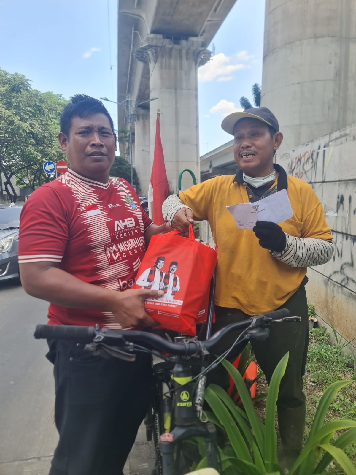 Senyum Bahagia Pak Dahlan Pahlawan Kebersihan, Terima Bingkisan Lebaran Wawali Harris Bobihoe