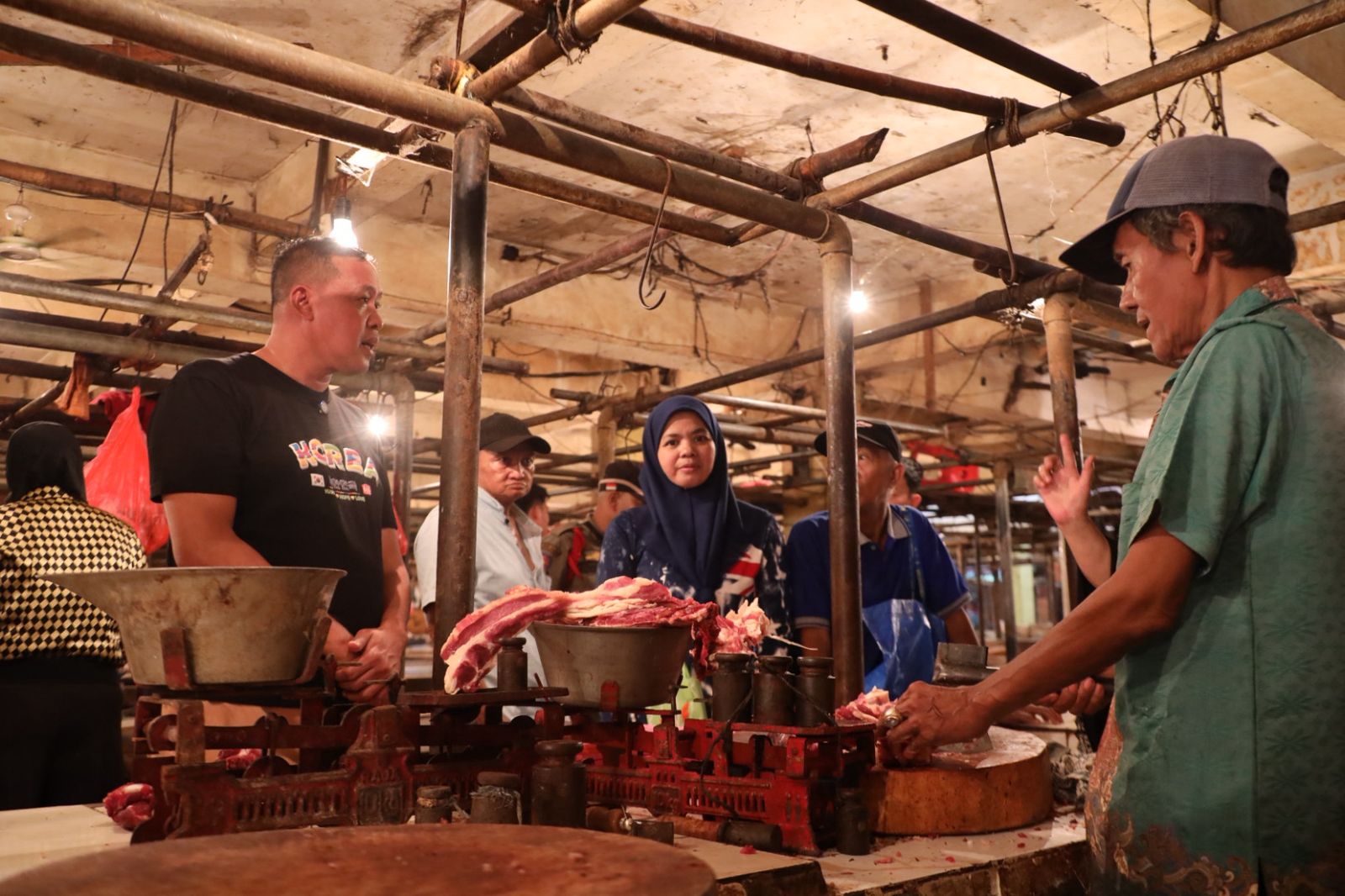 Wali Kota Bekasi Tinjau Pasokan Daging di Pasar Baru, Koordinasi Atasi Kelangkaan Jelang Lebaran
