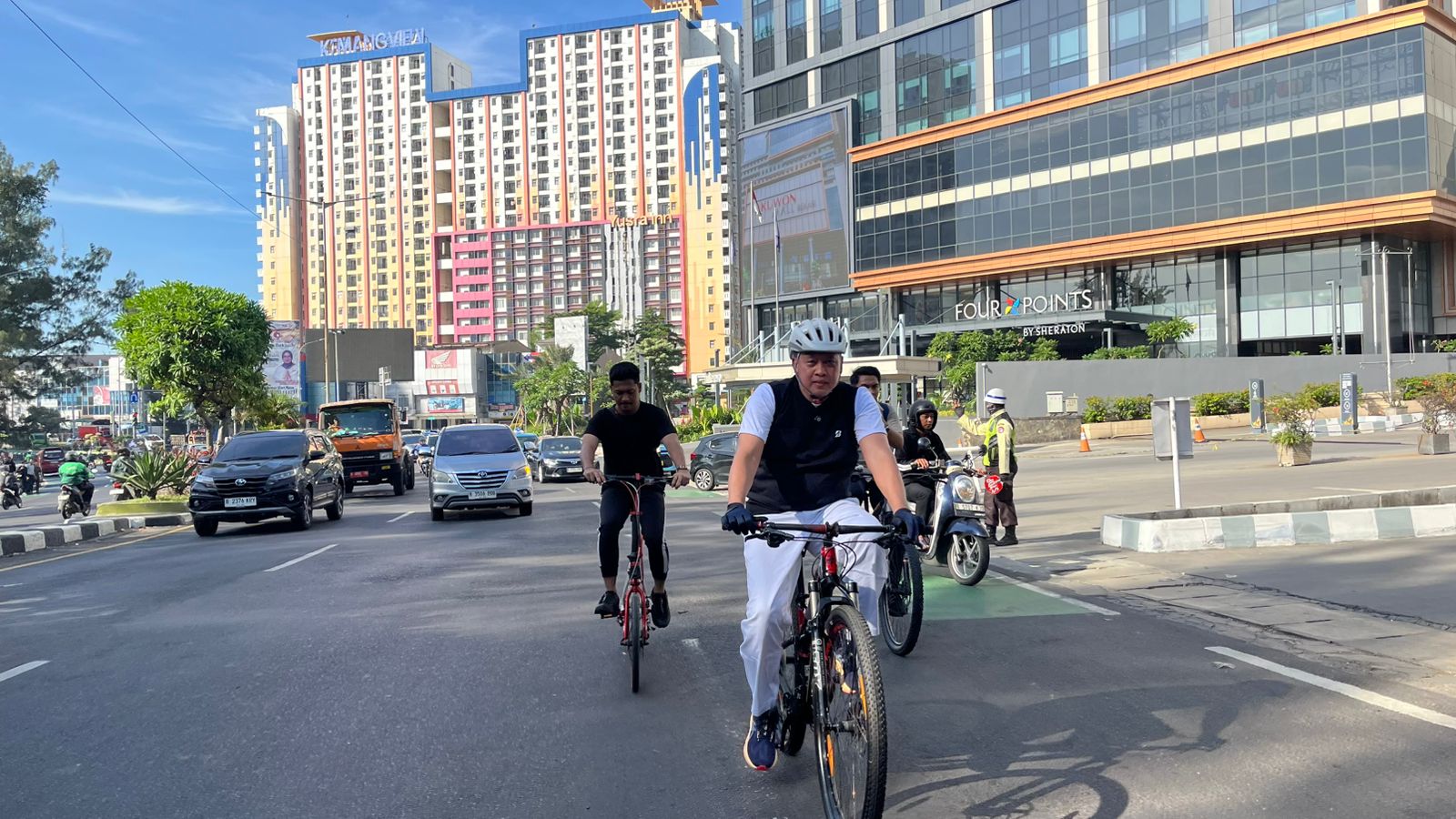 Gunakan Sepeda ke Kantor, Walikota Bekasi Pantau WFH dan Dorong Efisiensi Energi