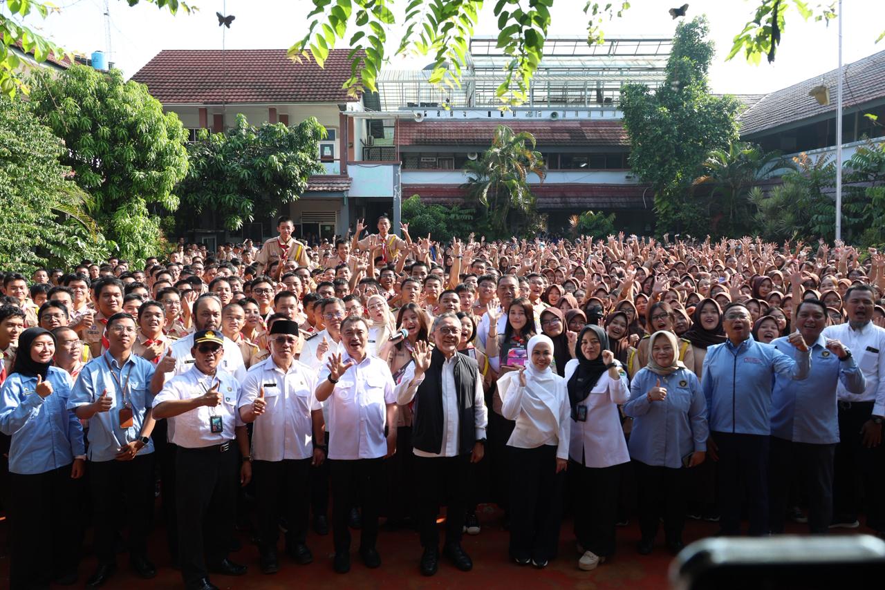 Wakil Wali Kota Bekasi Dampingi Menko Pangan Sosialisasikan Program MBG dan Tinjau Pasar Murah