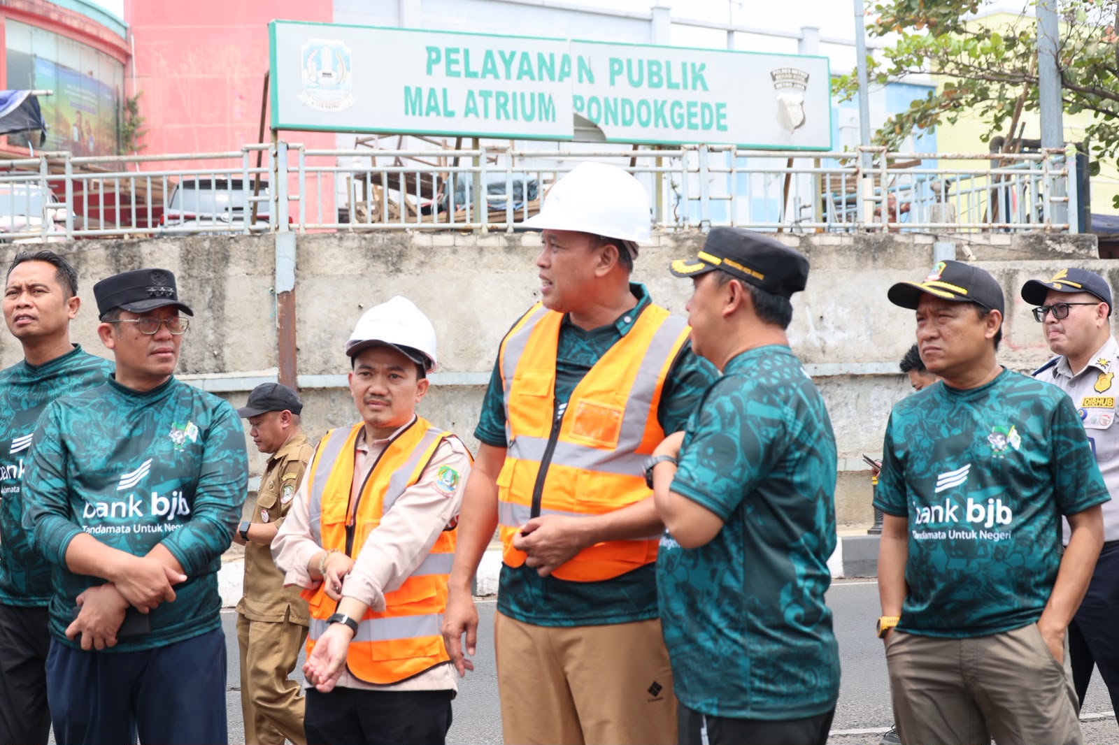 Wali Kota Bekasi Tertibkan Kabel Udara di Pondok Gede, Wujudkan Jalan Lebih Rapi Dan Nyaman