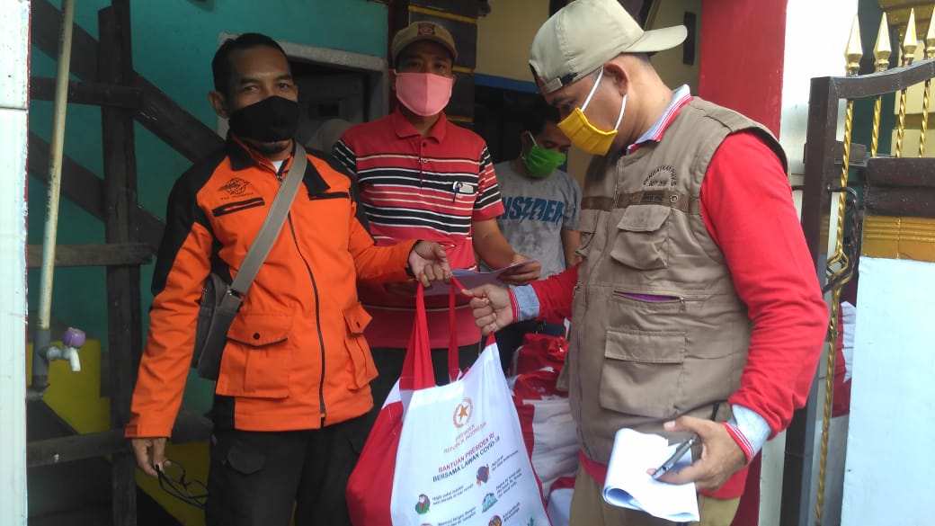 Petugas Pamor  Dampingi Penyaluran Bantuan Presiden RI Kepada Warga Terdampak Covid-19