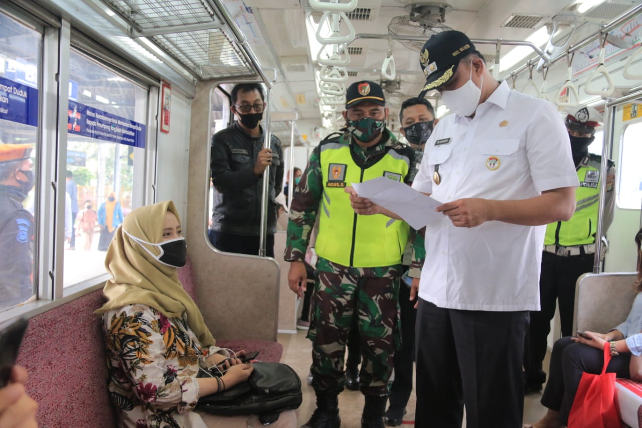 WAKIL WALI KOTA TRI ADHIANTO TINJAU PENERAPAN NEW NORMAL DI STASIUN KOTA BEKASI