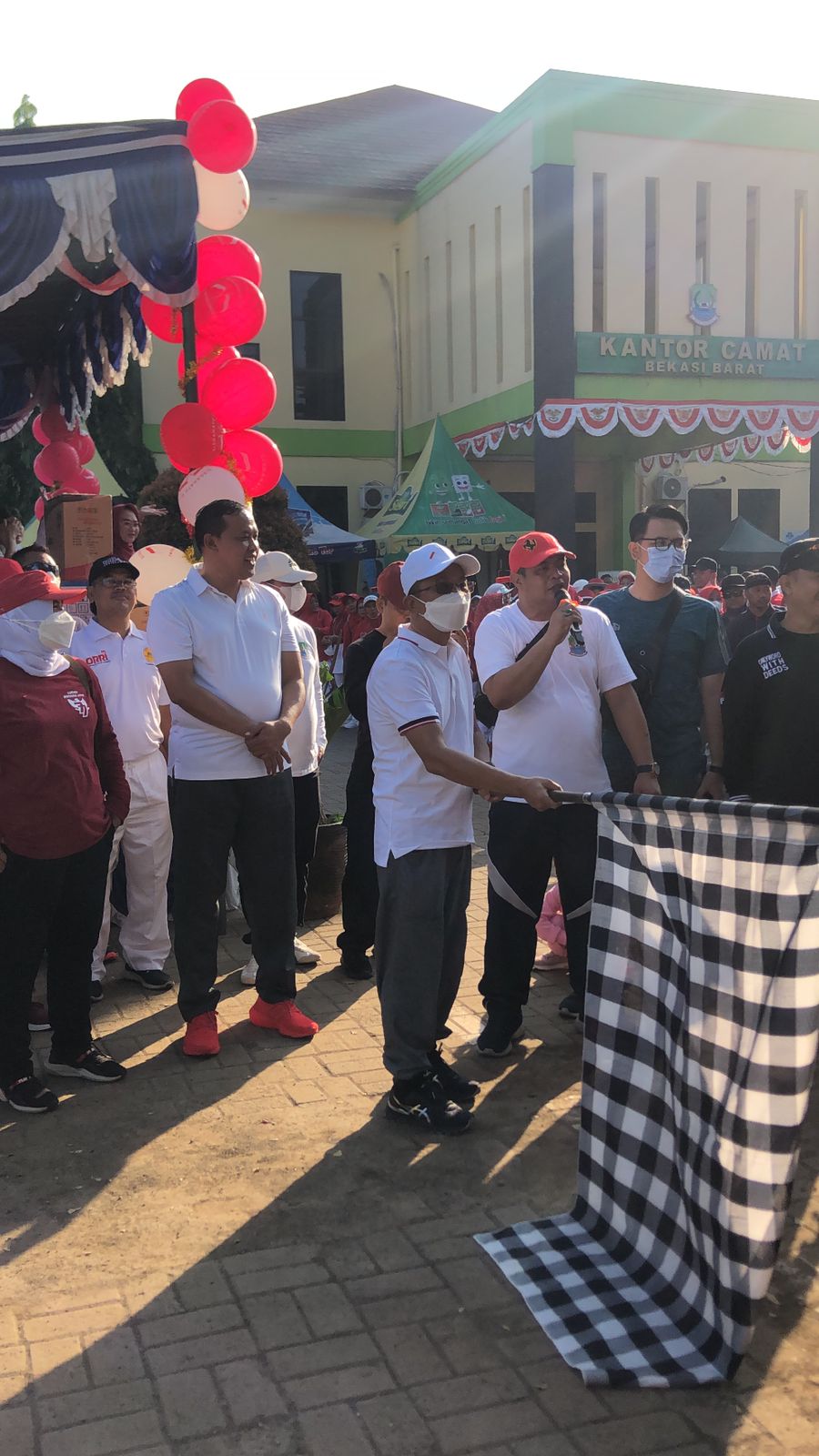 PLT WALI KOTA LEPAS GERAK JALAN SEHAT KECAMATAN BEKASI BARAT