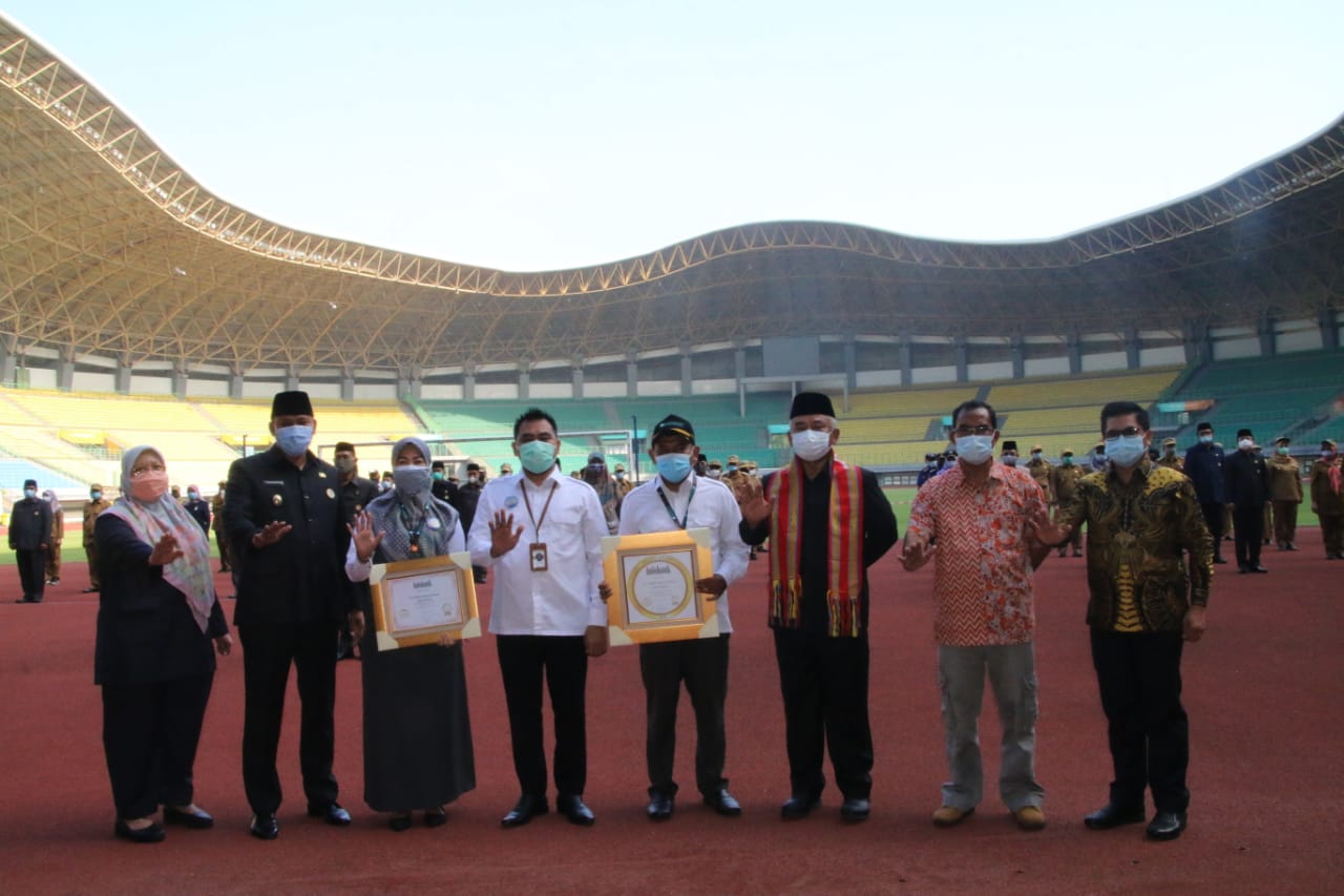 WALI KOTA BEKASI SEBAGAI TOKOH TOLERANSI DAN BPRS SYARIAH RAIH GOLDEN AWARD BANK