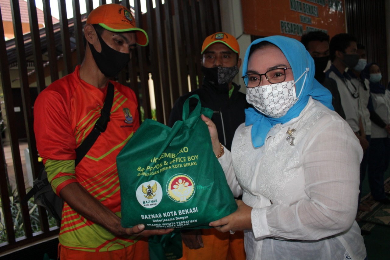 DWP Kota Bekasi Bersama BAZNAS Bagikan Paket Sembako Kepada Petugas Kebersihan dan Office Boy 