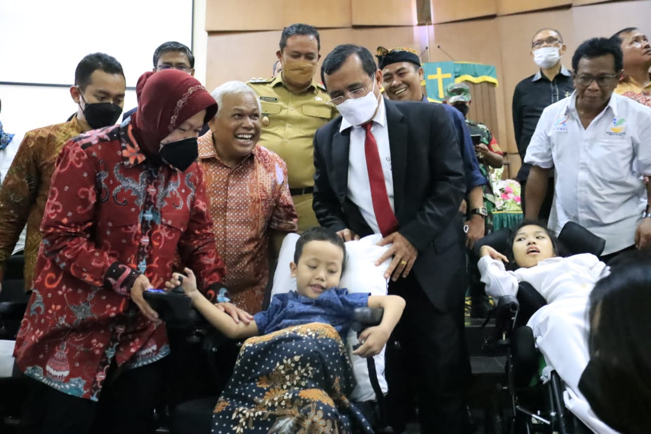 Menteri Sosial Tri Rismaharini Serahkan Bantuan Kepada Penyandang Disabilitas