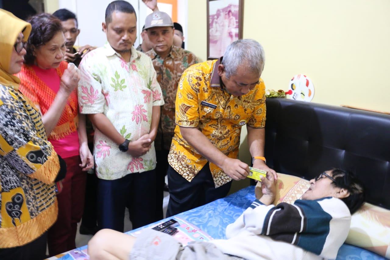 Antar Langsung Kartu Sehat, Wali Kota Jamin Kesehatan Penderita Tumor Hati atas nama Sou Boen Kok.