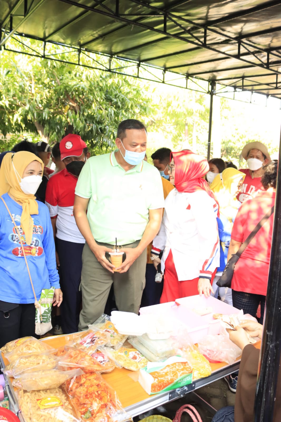 PLT. WALI KOTA BEKASI MANFAATKAN AKHIR PEKAN DENGAN SENAM BERSAMA WARGA SEKALIGUS TINJAU BAZAR UMKM