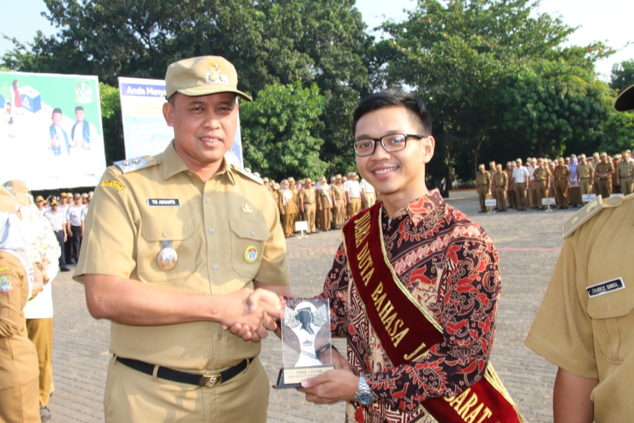 Penyerahan Penghargaan Kepada Duta Bahasa Jabar dan Sertifikat Akreditasi Kepada 20 Puskesmas