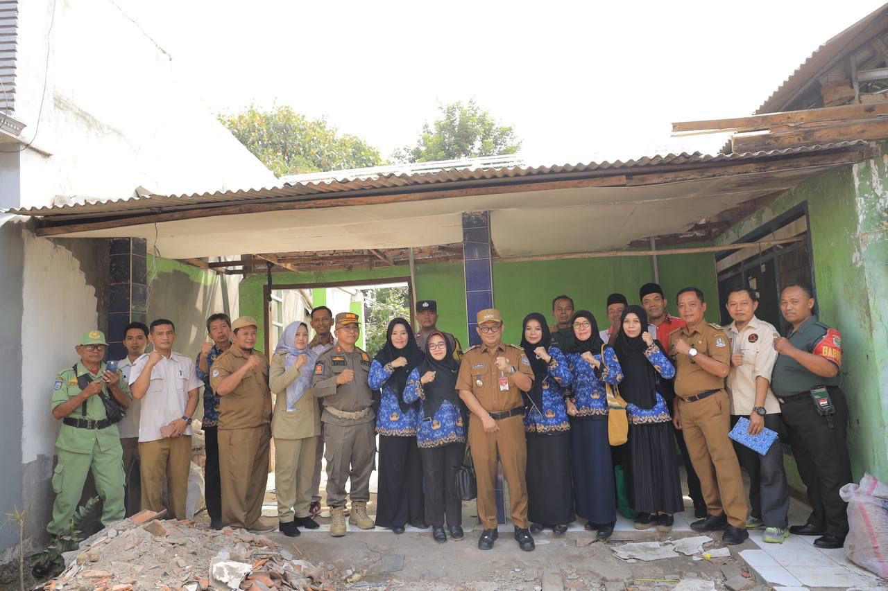 Pj. Wali Kota Bekasi Kembali Serahkan Bantuan Perbaikan Rutilahu dari KORPRI