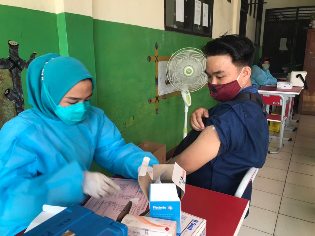 Warga Jati Cempaka Ikuti Vaksinasi Dosis ke Dua