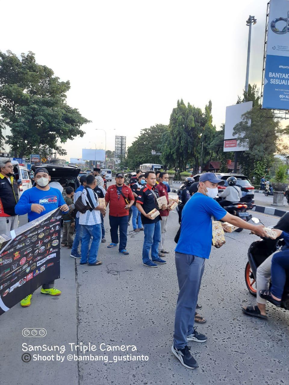 Komunitas Club Mobil se-Kota Bekasi Berbagi Takjil dan Donor Darah