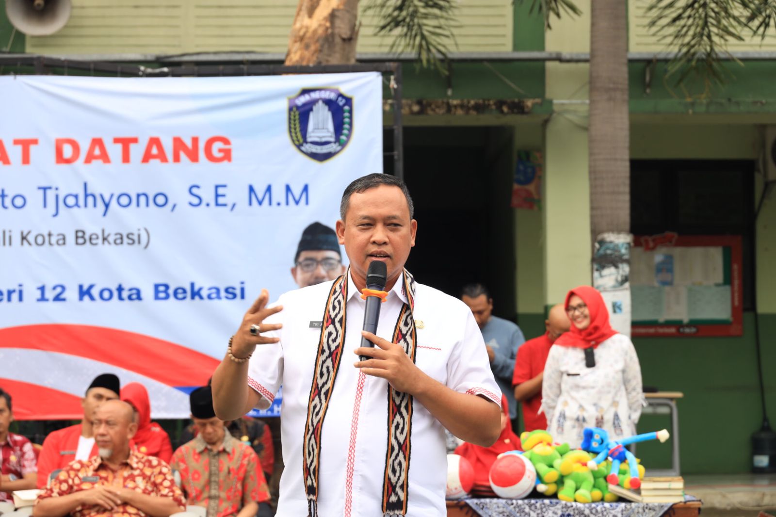PLT WALI KOTA BEKASI MELAKUKAN KUNJUNGAN KE SMA YANG BERLOKASI DI KECAMATAN BEKASI BARAT