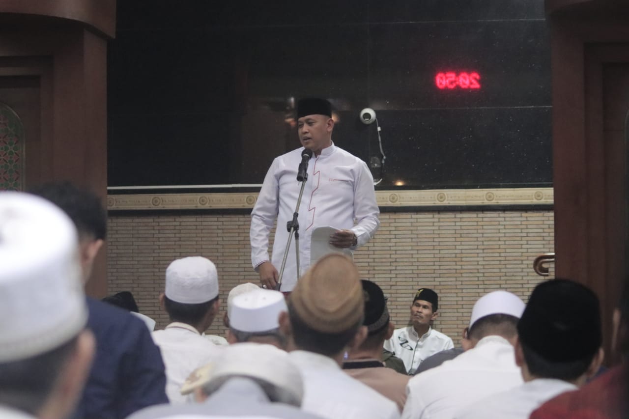 Malam Nuzulul Qur'an, Plt. Wali Kota Shalat Tarawih Bersama Di Masjid Agung Al - Barkah Kota Bekasi