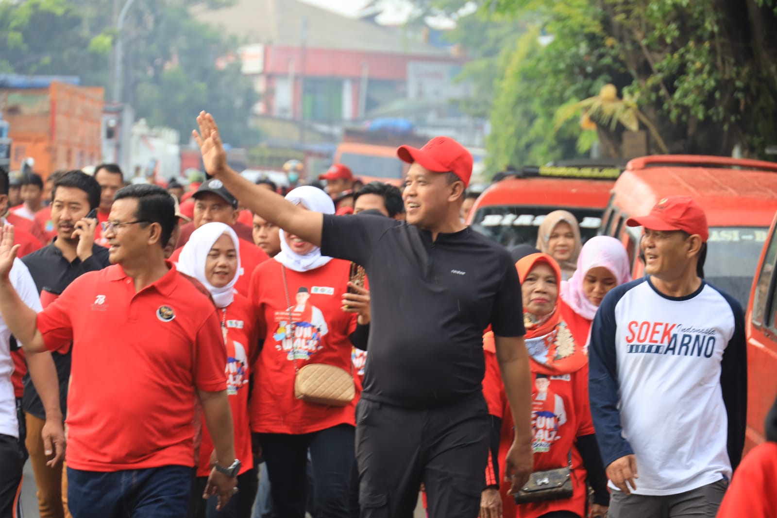 Plt. Wali Kota Bekasi dan Warga Masyarakat Bantargebang Antusias Ikuti Jalan Santai