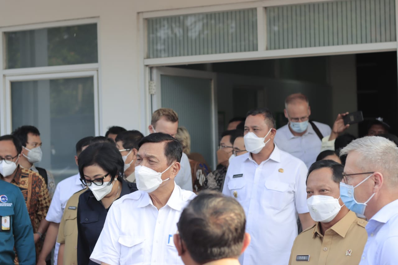 PLT. WALI KOTA BEKASI TRI ADHIANTO SAMBUT MENTERI TINJAU PROYEK PLTSA