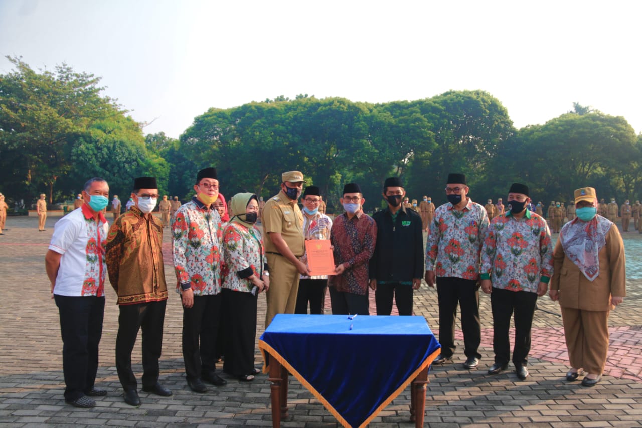 WAKIL WALI KOTA BEKASI TRI ADHIANTO PIMPIN APEL PAGI DIRANGKAI DENGAN HUT KOPERASI KE-73