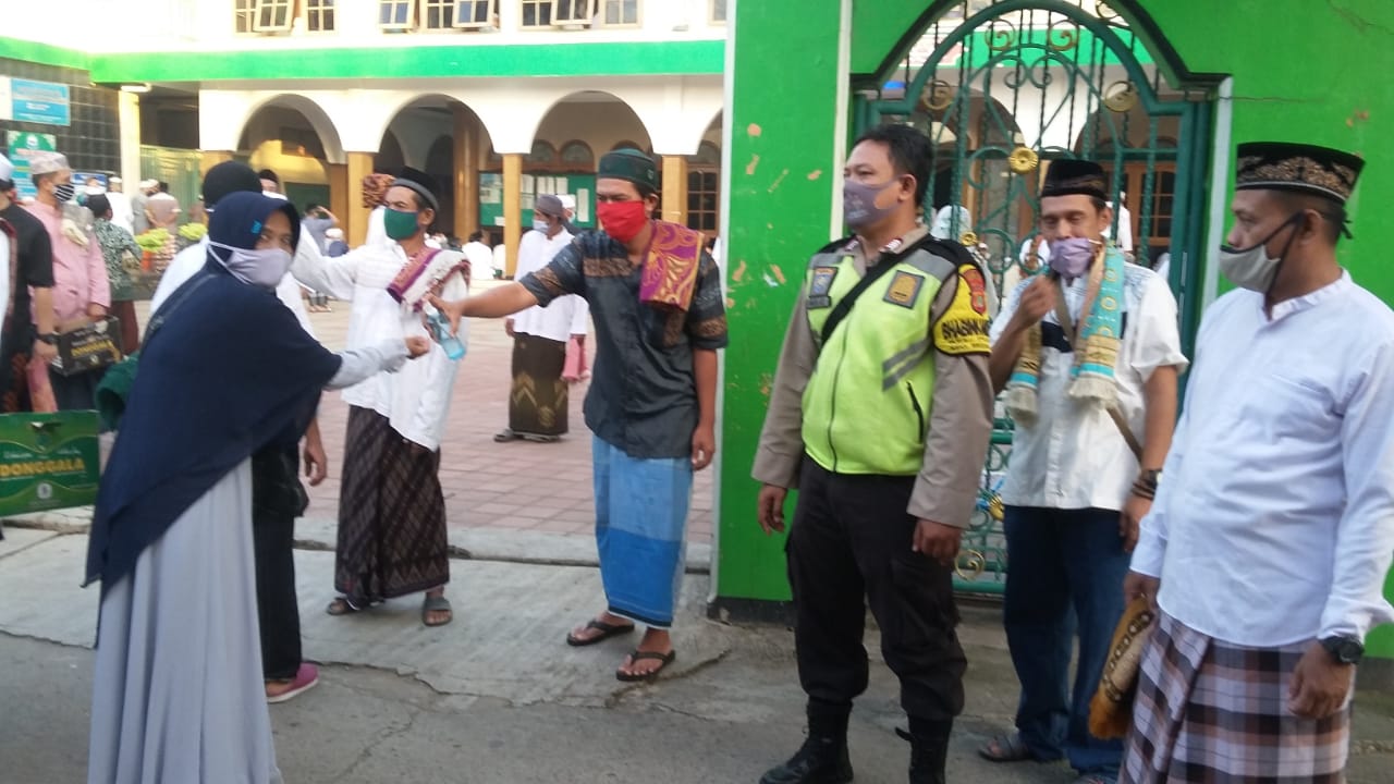 Warga Laksanakan Sholat Ied Dengan Protokol Kesehatan