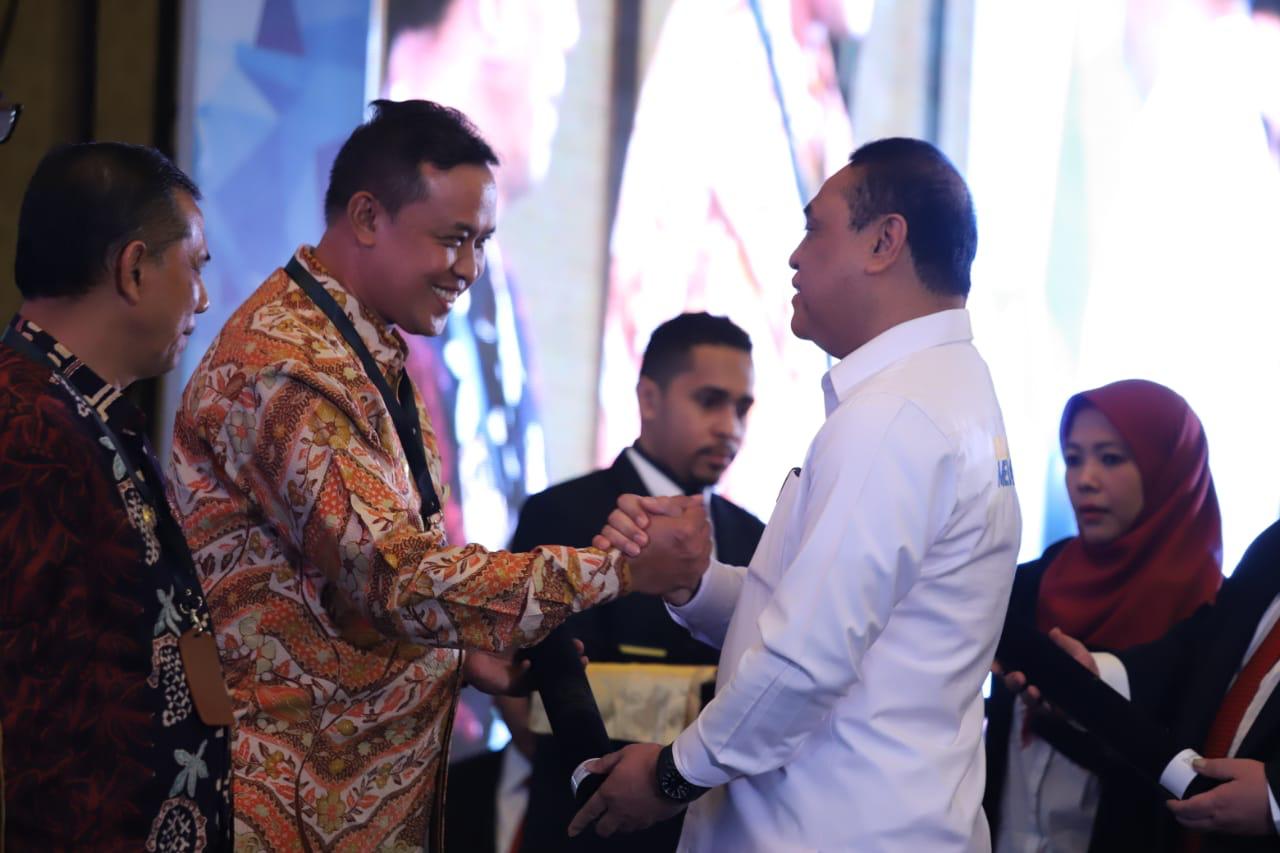 Wakil Walikota Bekasi, Tri Adhianto Tjahyono Menerima Penyerahan Hasil Evaluasi SAKIP