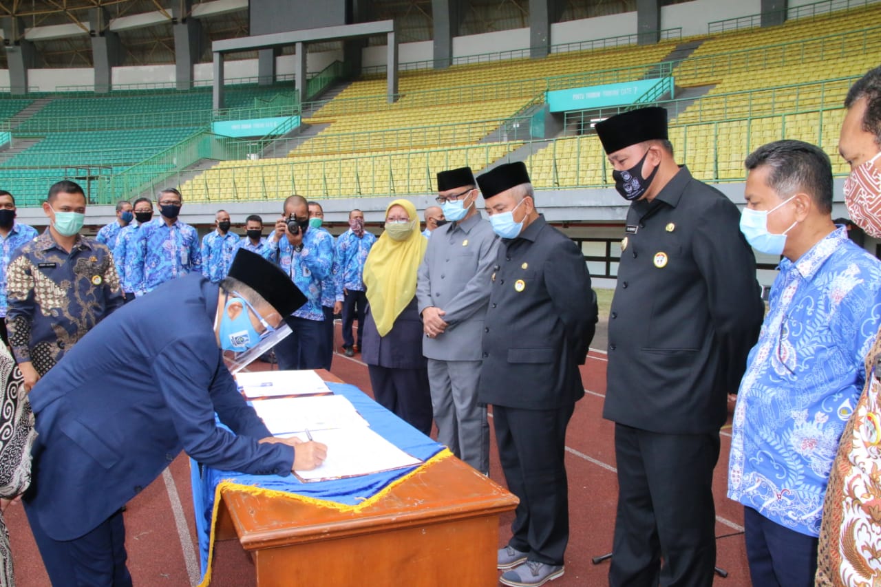 WALI KOTA LANTIK DIRTEK PDAM TIRTA PATRIOT