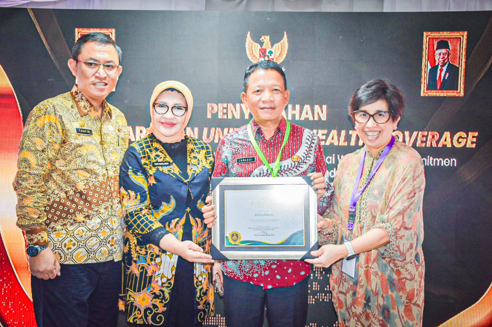 Pemerintah Kota Bekasi Terima Penghargaan UHC Award 2024