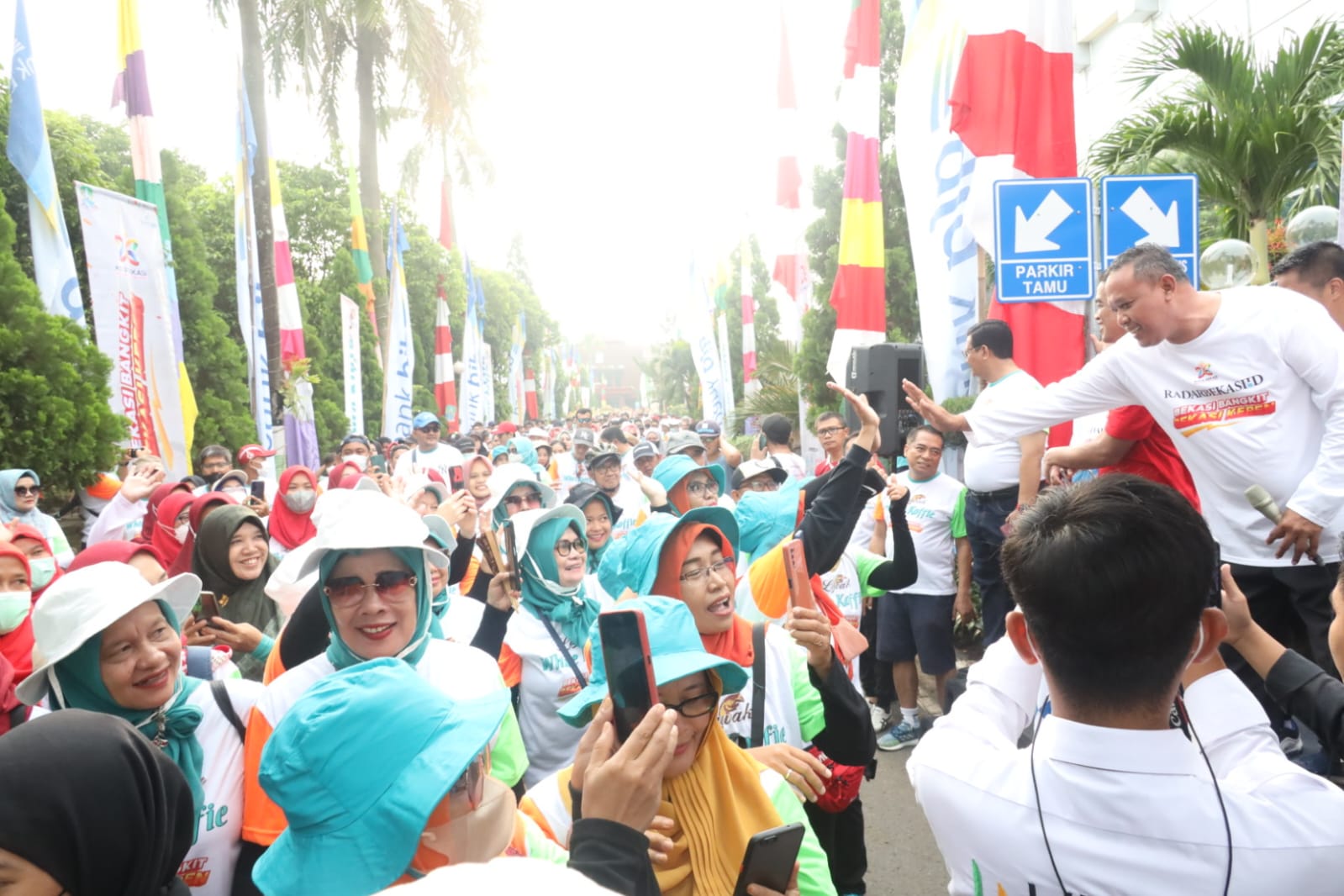 Plt. Wali Kota Buka Jalan Santai Kerjasama Pemkot Bekasi Dengan Radar Bekasi