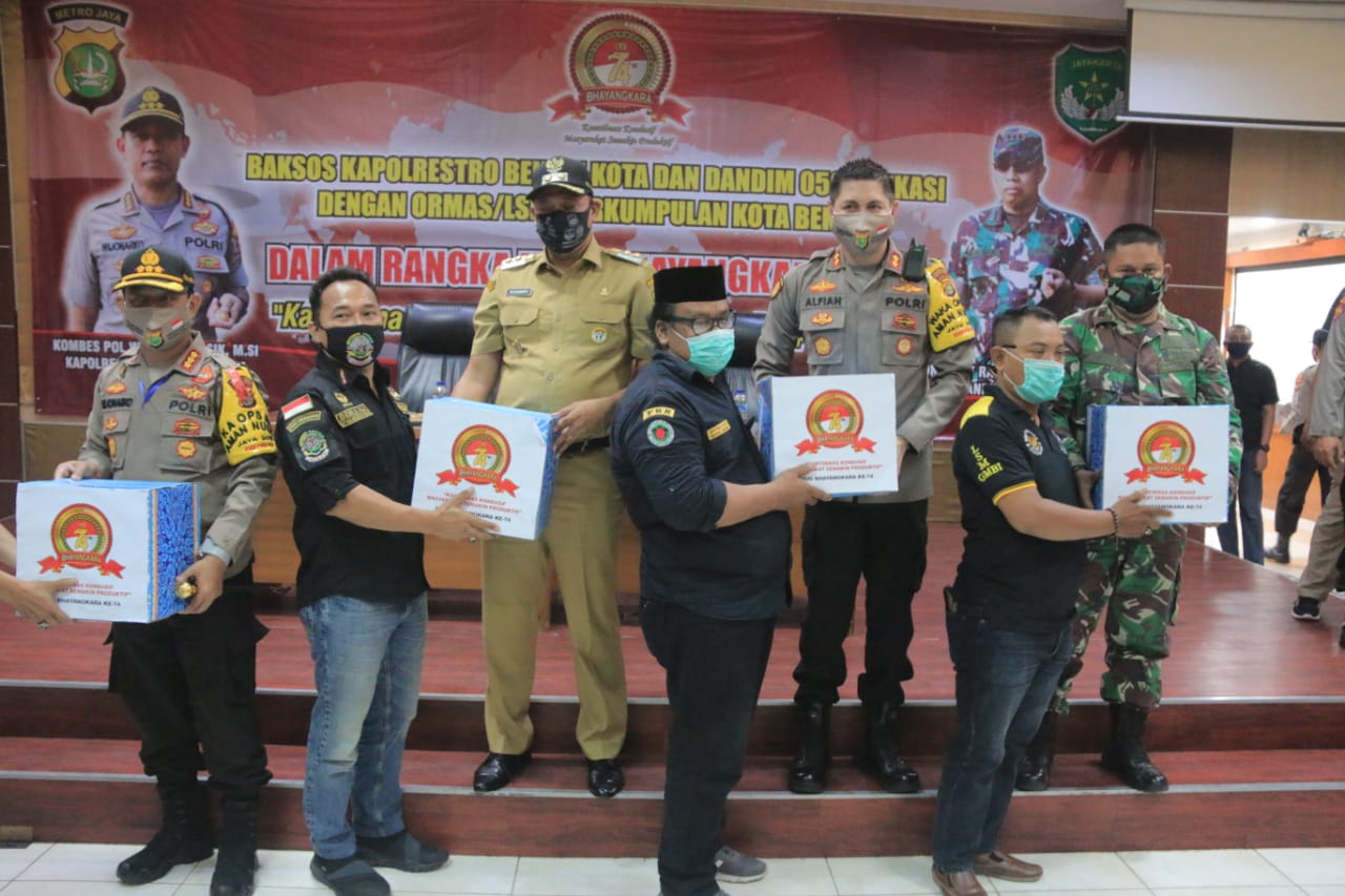 KAPOLRES METRO BEKASI KOTA BAGIKAN 1000 PAKET SEMBAKO UNTUK 20 ORMAS DI KOTA BEKASI