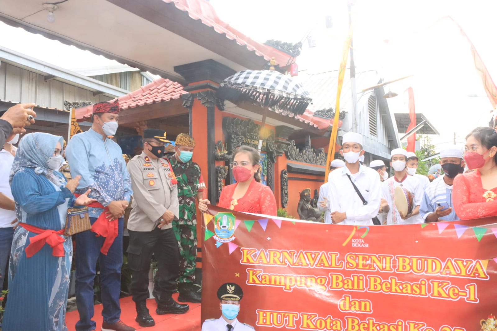 Meriahkan HUT Kota Bekasi ke 25 Tahun, Plt. Wali Kota Buka Festival Kampung Bali di Harapan Jaya