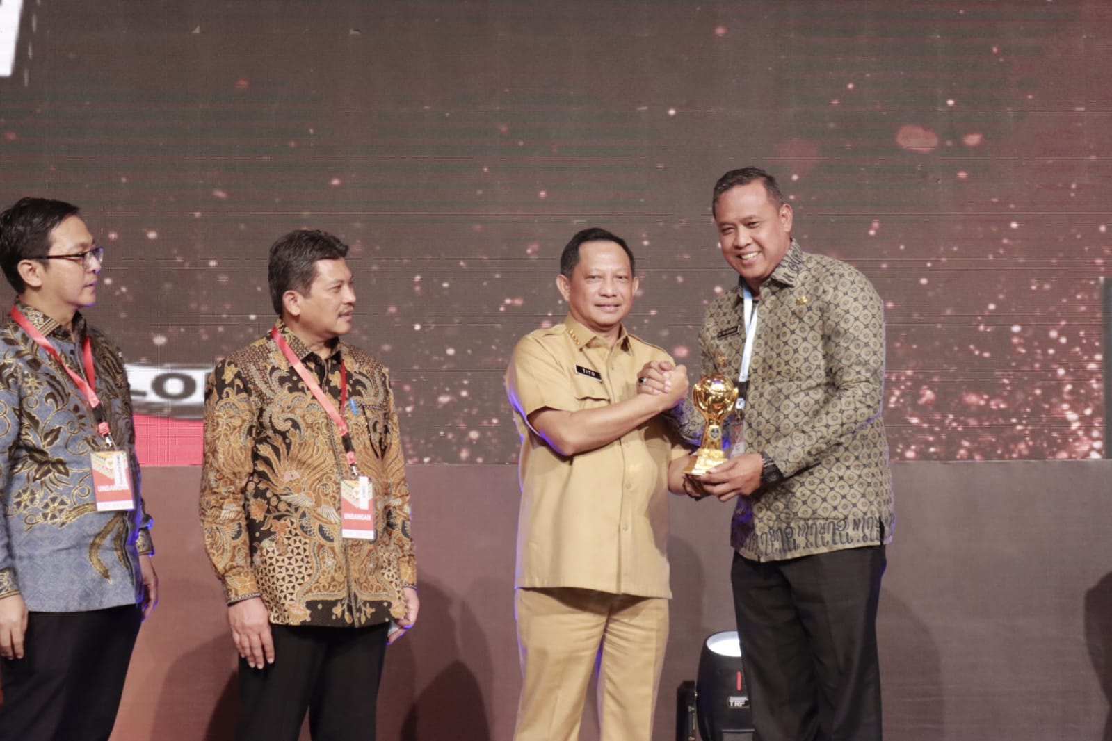 Kota Bekasi Raih Penghargaan UHC, Tri Berharap Warga Masyarakat Kota Bekasi Tercover 100 %