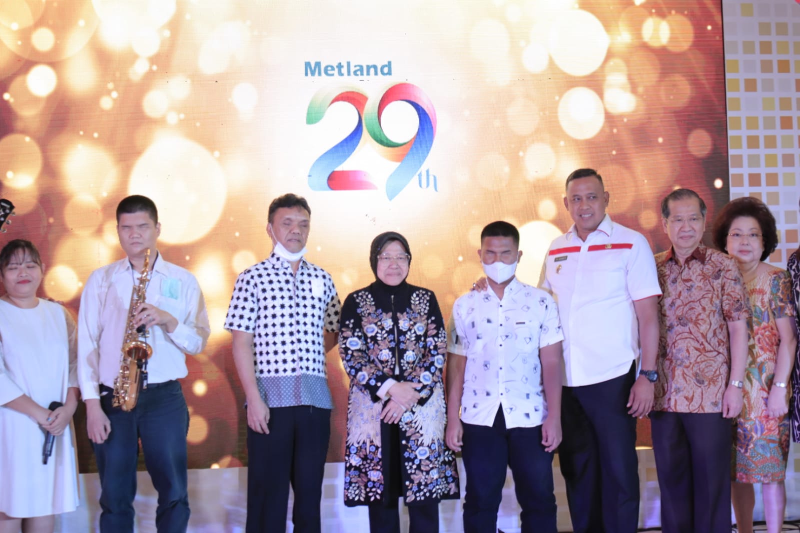 Mensos Risma dan Plt. Wali Kota Bekasi Tri Adhianto Hadiri Acara Ulang Tahun Metland Ke-29