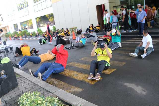 Wali Kota Bekasi Melakukan Senam Sparko di Halaman RSUD Kota Bekasi