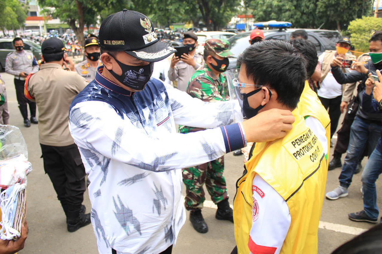 WAKIL WALI KOTA BEKASI DAN KAPOLRES REKRUT RELAWAN SATGAS COVID DI TIGA TITIK KERAMAIAN