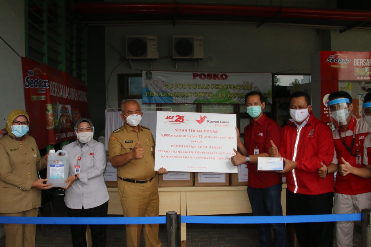 ACE HARDWARE BAGIKAN 5000 MASKER DAN 75 LITER HAND SANITIZER KE PEMKOT BEKASI