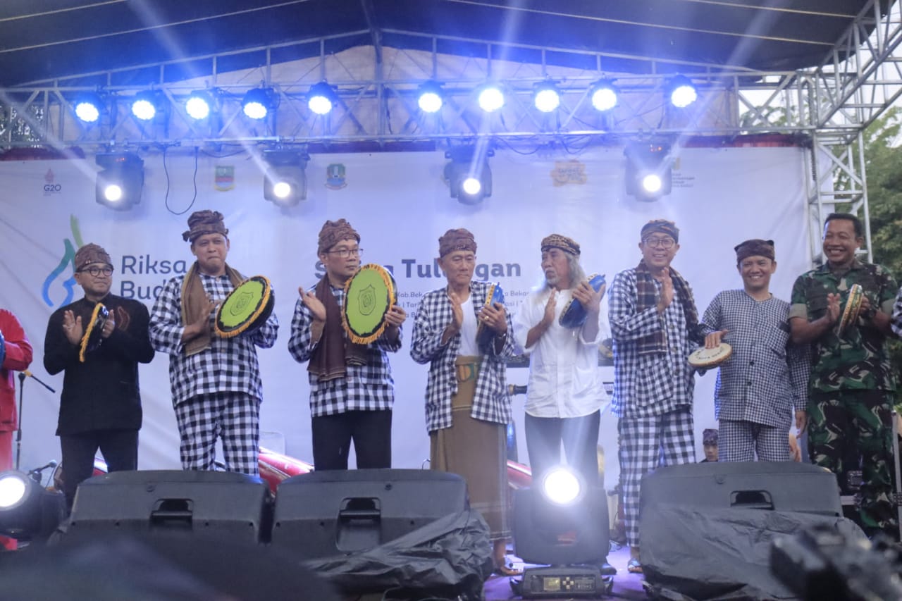 PLT. WALI KOTA BEKASI SAMBUT GUBERNUR JAWA BARAT DI ACARA RIKSA BUDAYA KRANGGAN JAWA BARAT