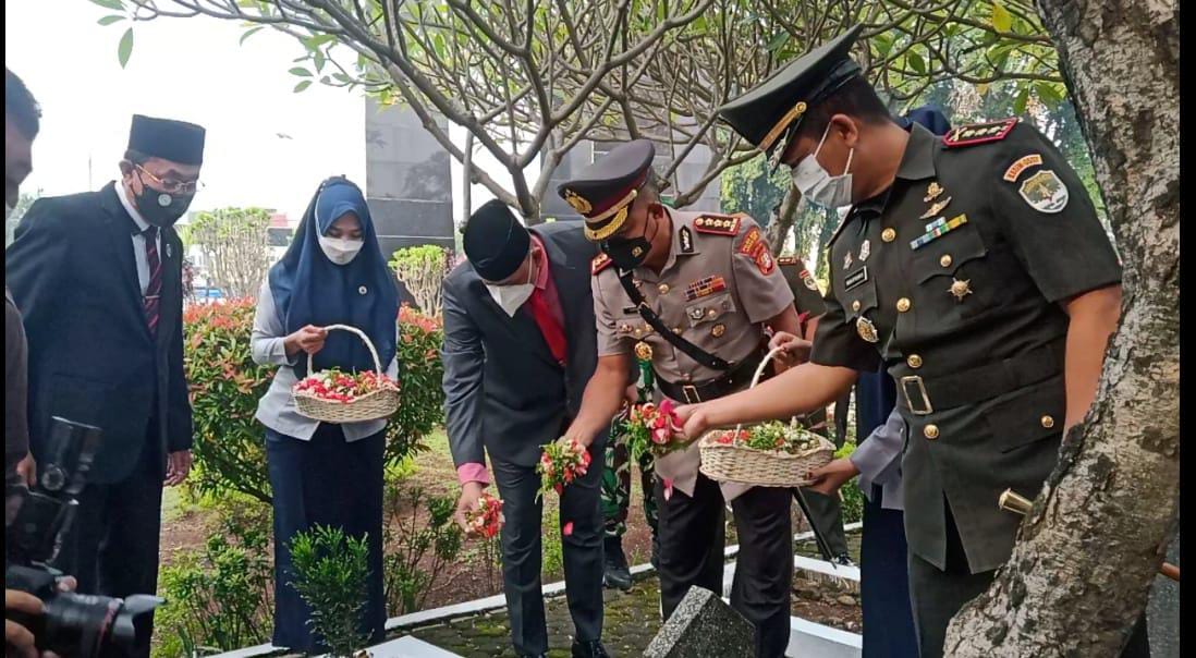 Peringati HUT ke-25 Kota Bekasi, Pemkot Bekasi dan DPRD Kota Bekasi Tabur Bunga di TMP Bulak Kapal