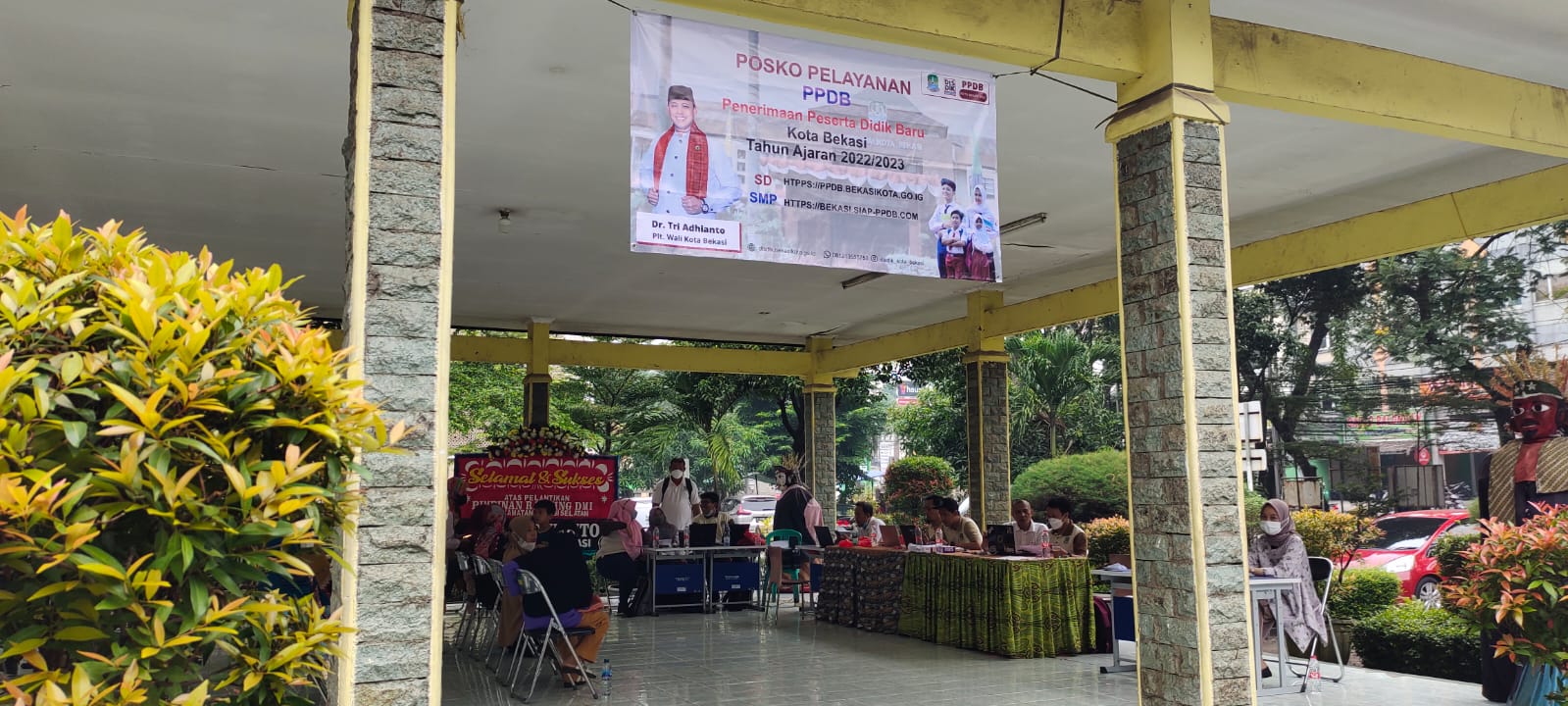 Peserta Siswa SD dan SMP Verifikasi Berkas Di Posko PPDB Online Kecamatan Bekasi Selatan